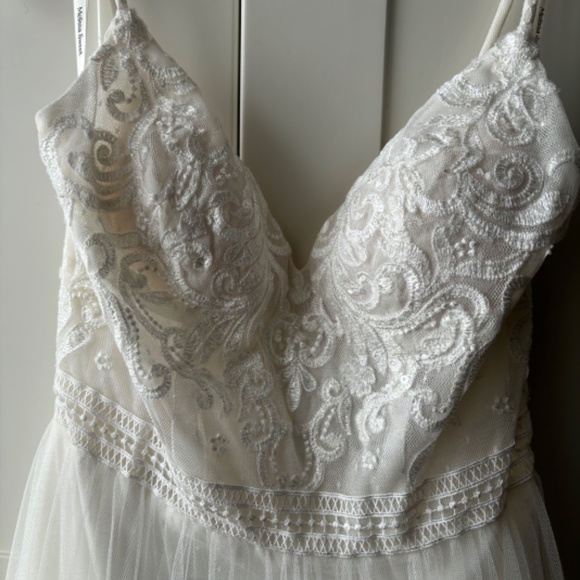 Brand New Wedding Dress & Veil - Picture 3 of 12